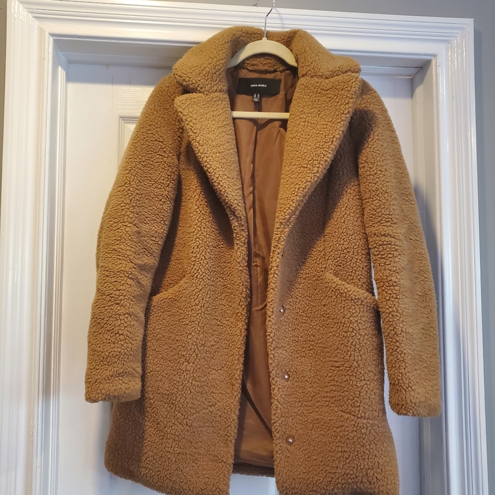 On trend, brown Vero Moda teddy coat